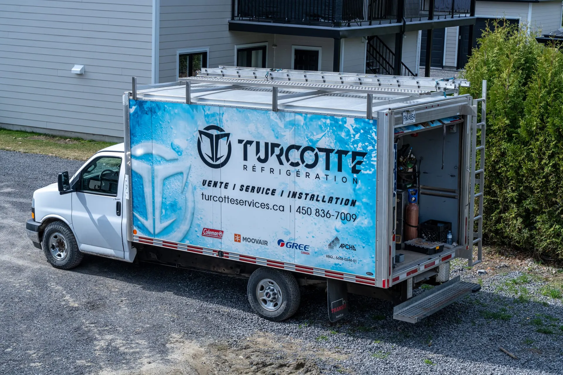 Camion de Turcotte Réfrigération devant l'atelier de Saint-Cuthbert
