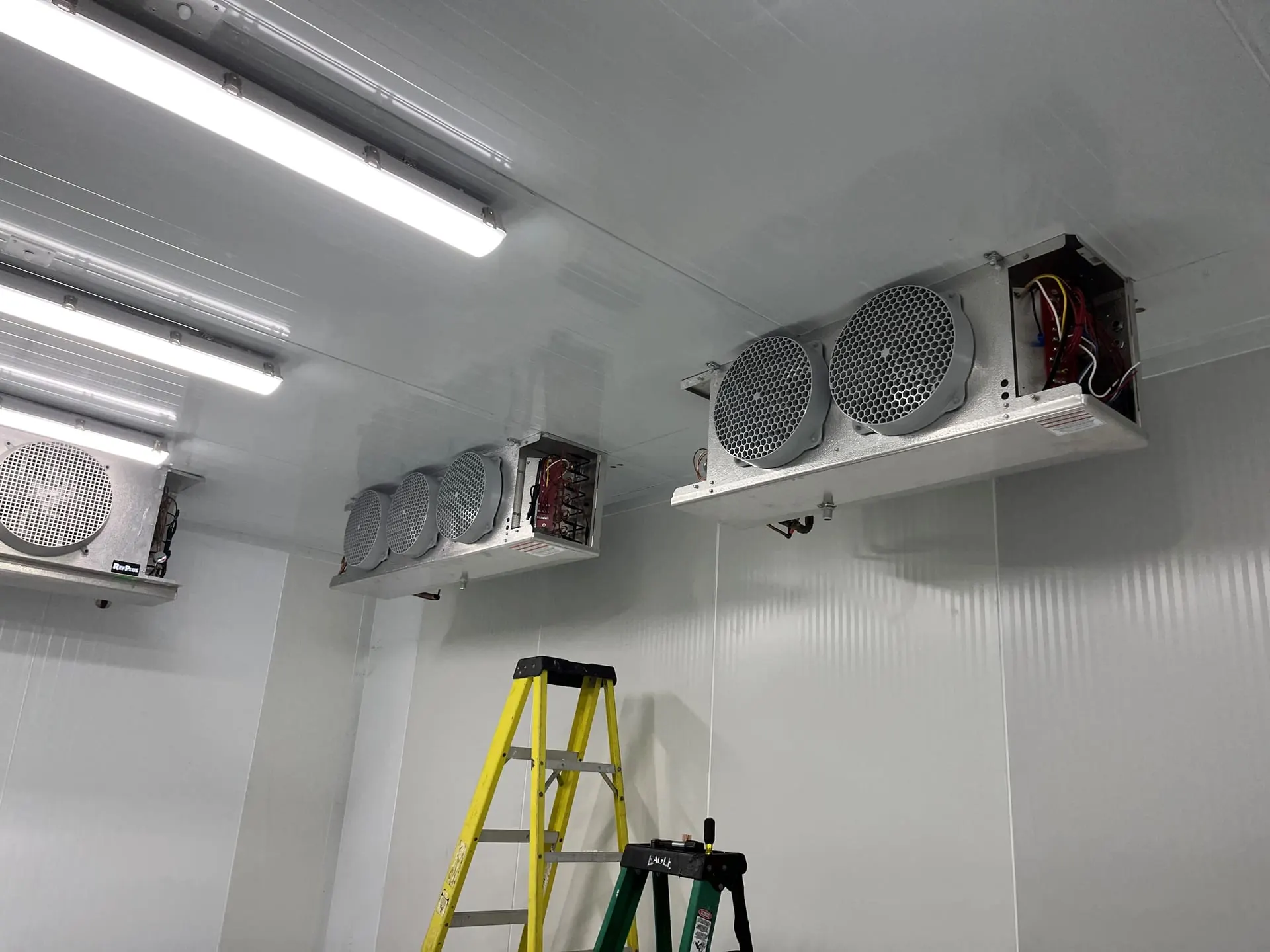 Chambre froide commerciale avec évaporateurs installés par Turcotte Réfrigération